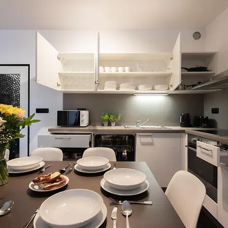 Deluxe Apartments With Balcony Near Center Prague Exterior photo