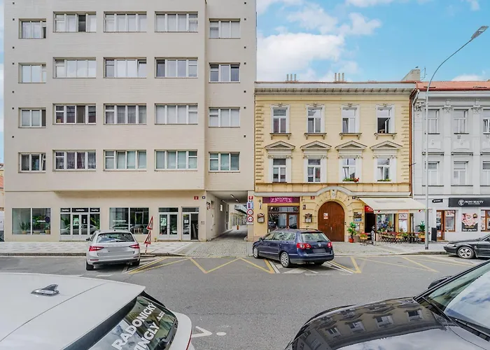 Deluxe Apartments With Balcony Near Center Prague
