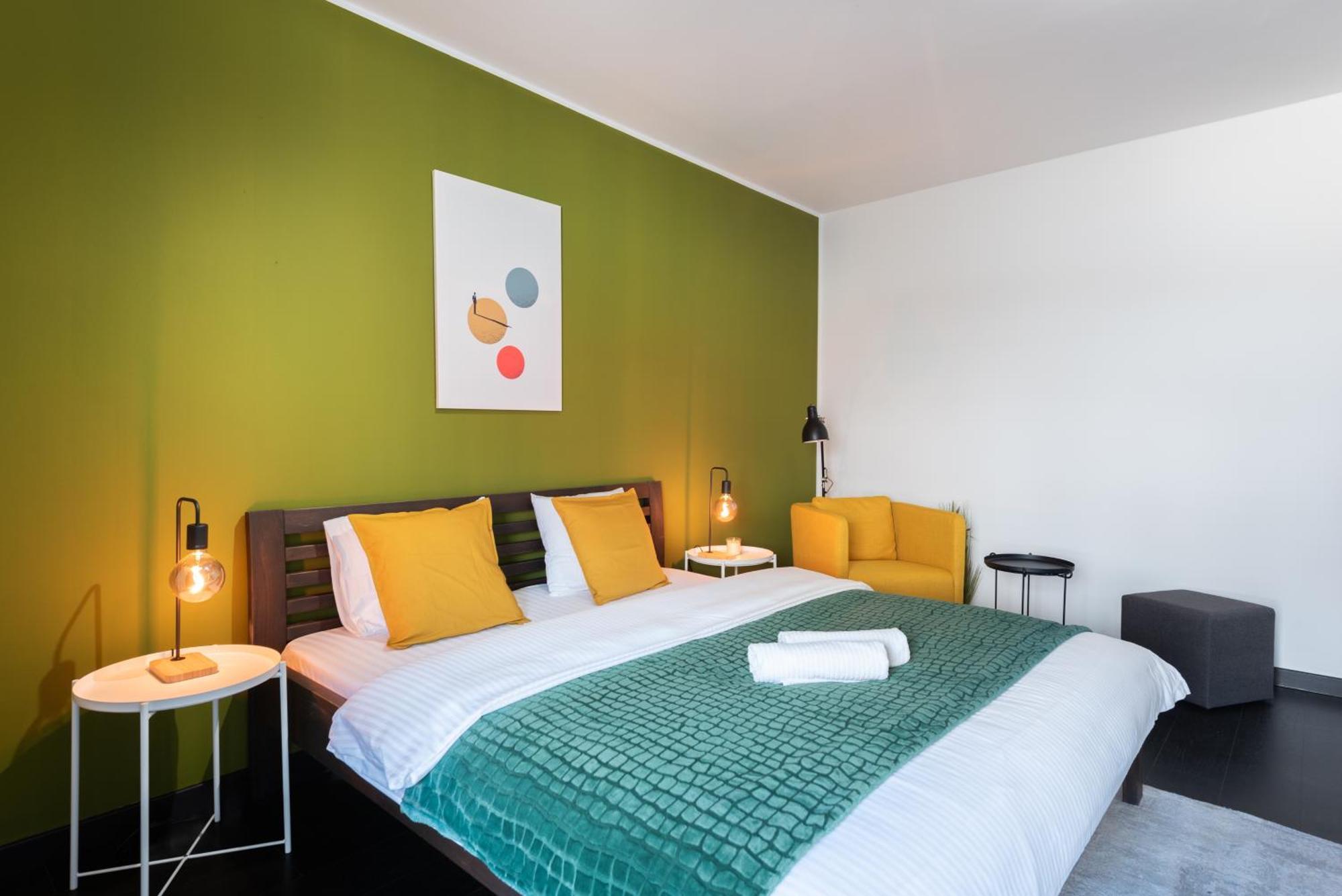 Deluxe With Balcony Near Center *