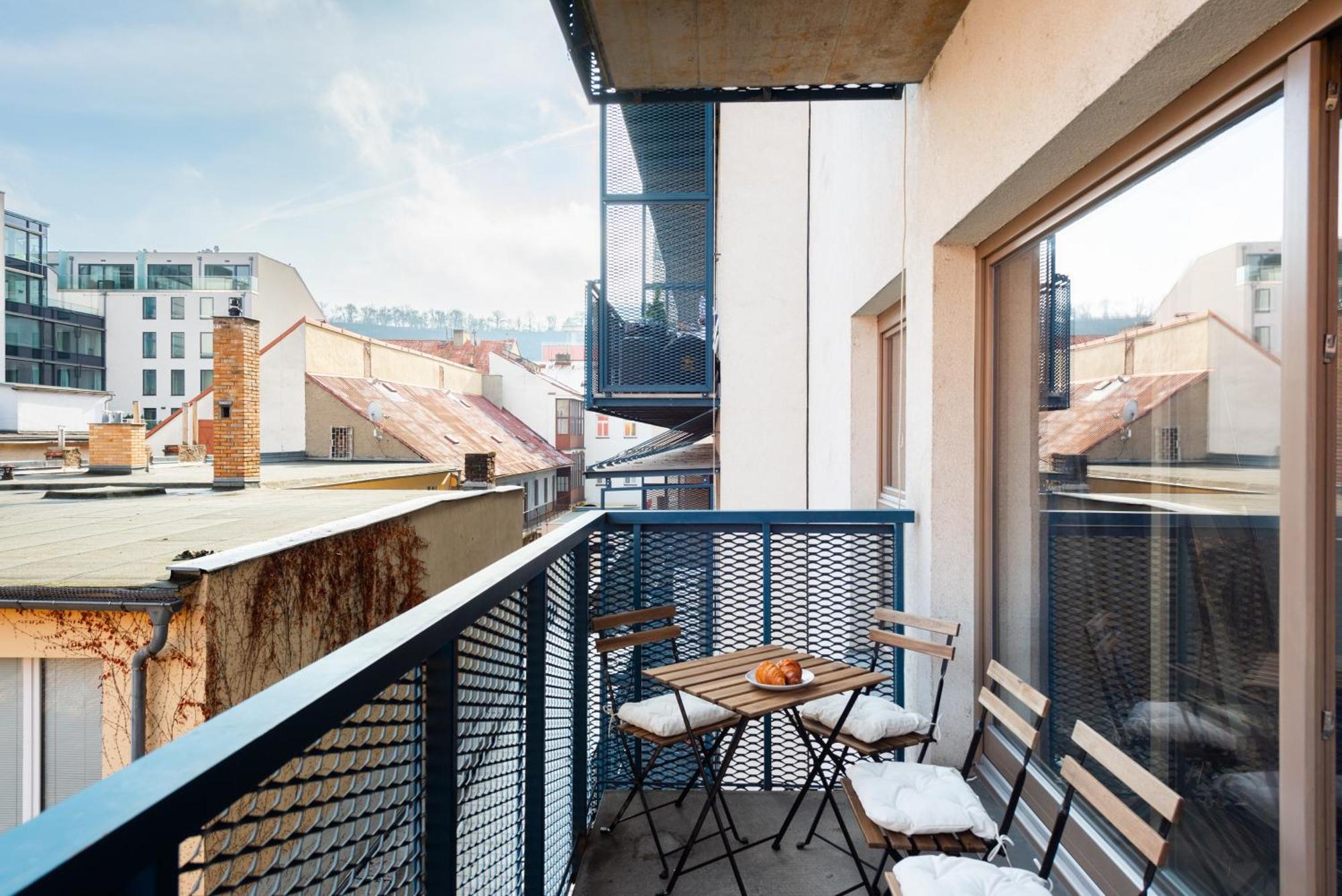 Deluxe With Balcony Near Center