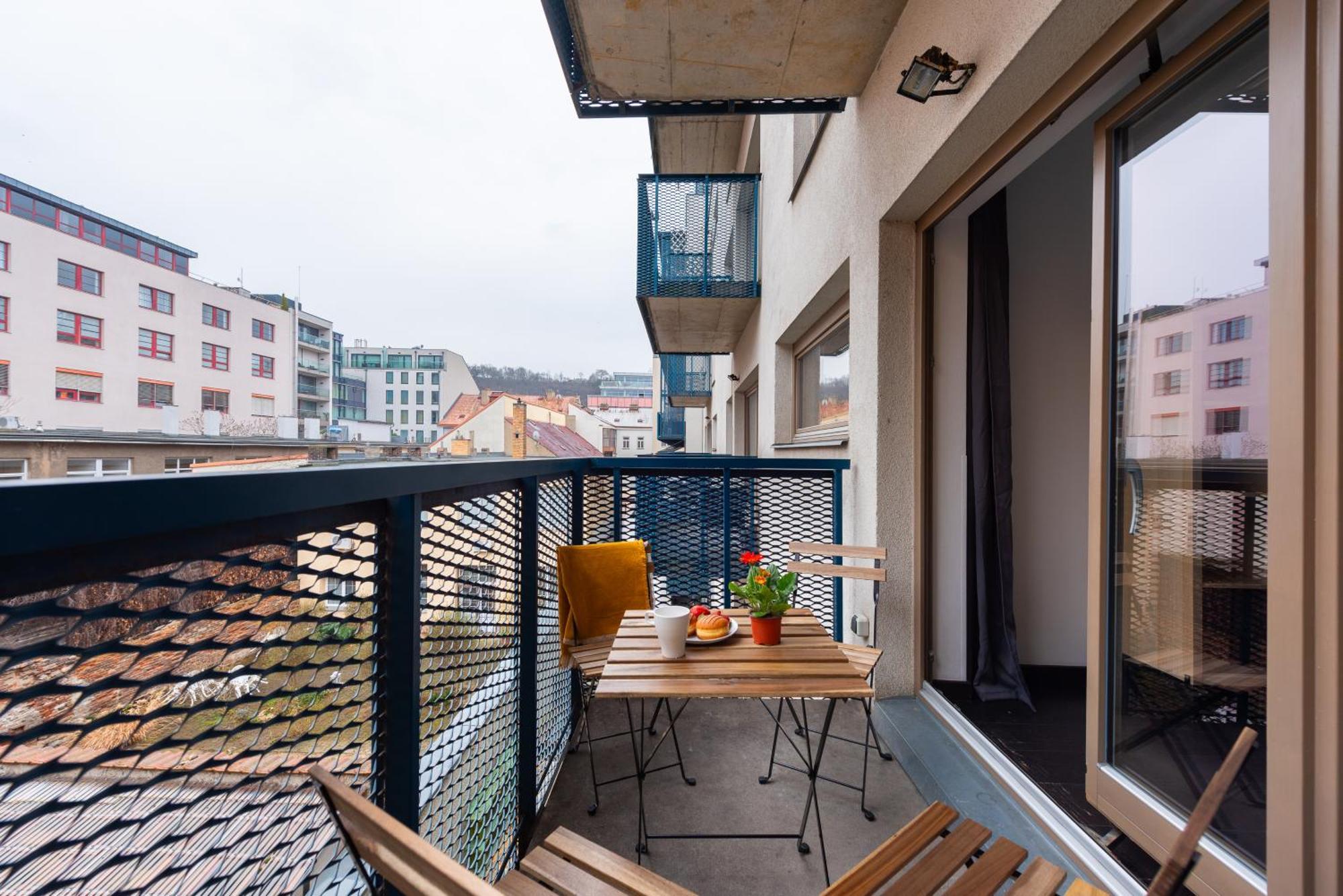 Deluxe With Balcony Near Center