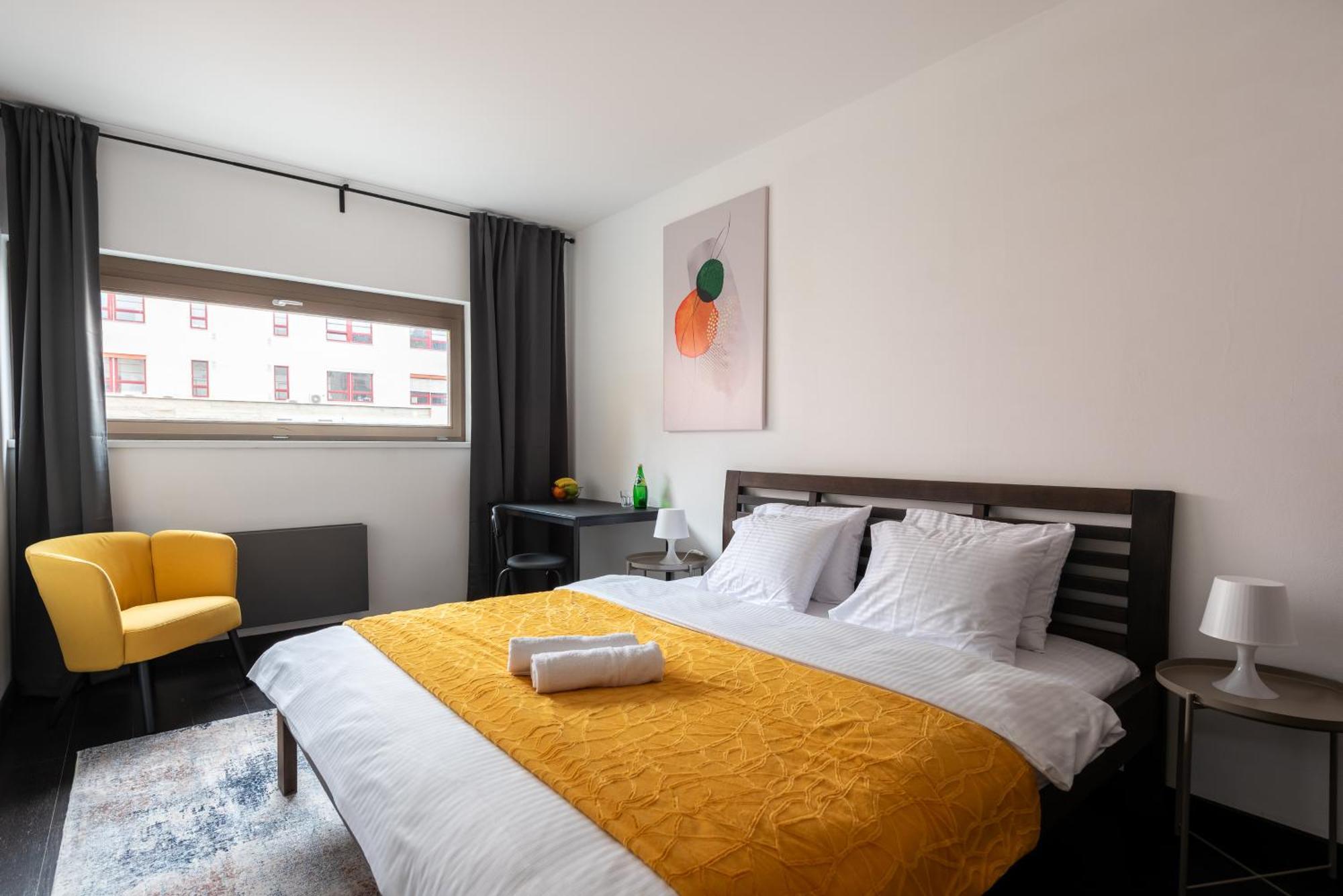 Deluxe With Balcony Near Center