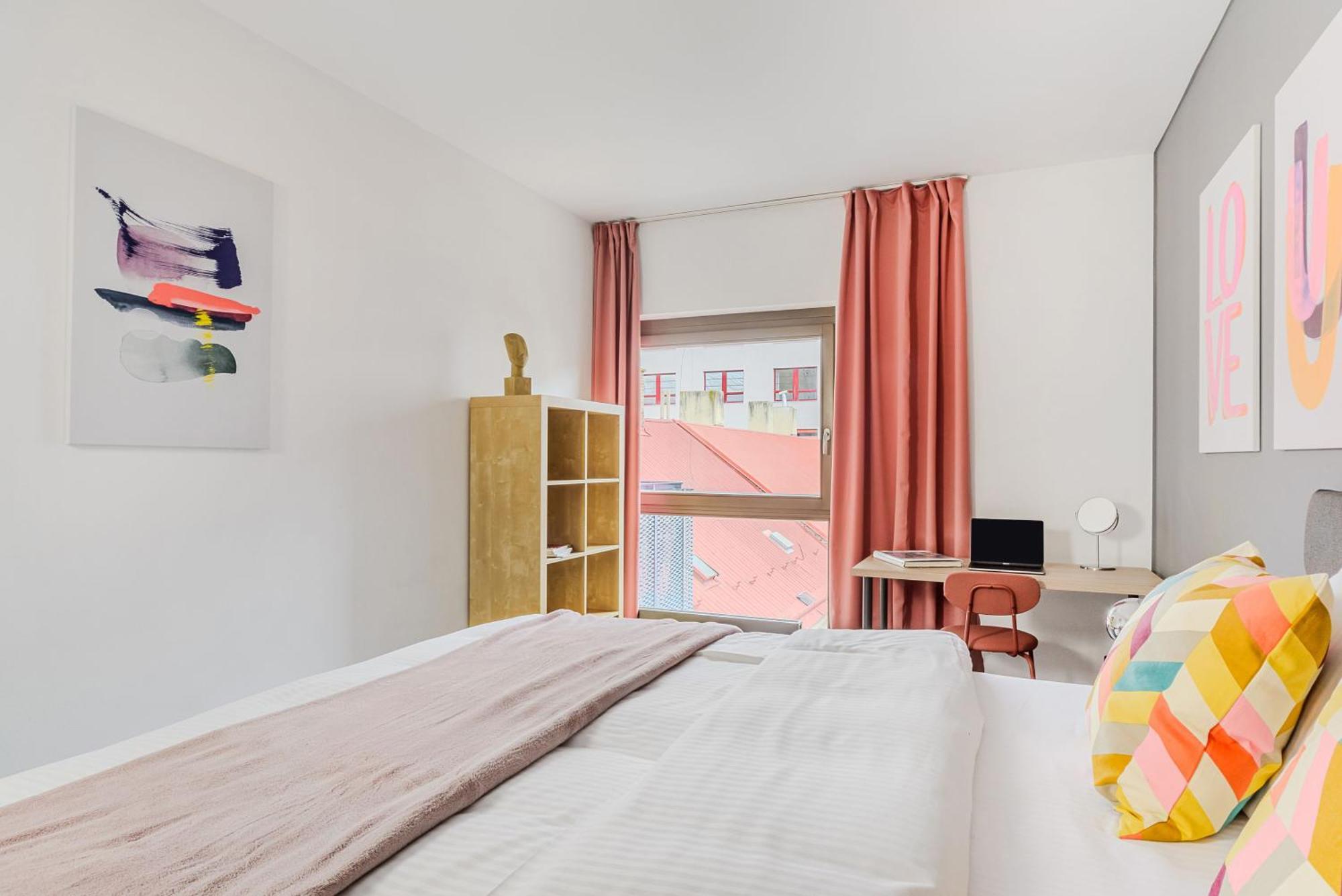 Deluxe With Balcony Near Center Апартаменты Прага